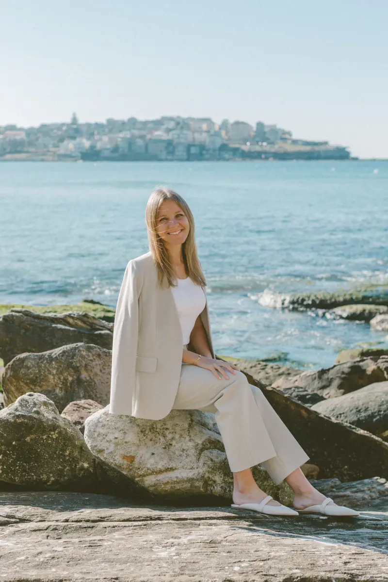 Алёна на скалах у пляжа Bondi в Сиднее